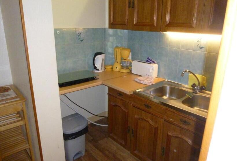 شقة غرفة واحدة, De La Bonnheure