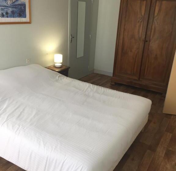 شقة غرفة واحدة, De La Bonnheure