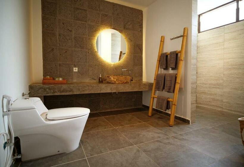 デラックススイート, Nero North