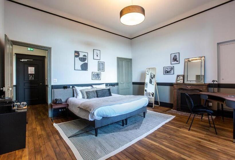 اتاق لوکس, Le Château Des Forges