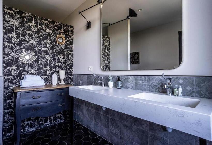 اتاق لوکس, Le Château Des Forges