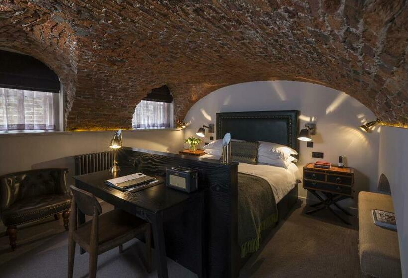 اتاق کلاسیک, Judges Court