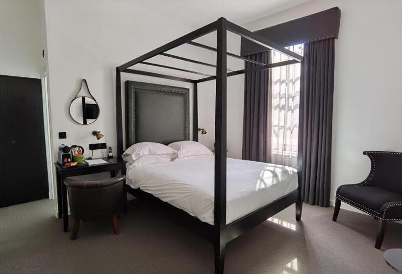 اتاق لوکس, Judges Court