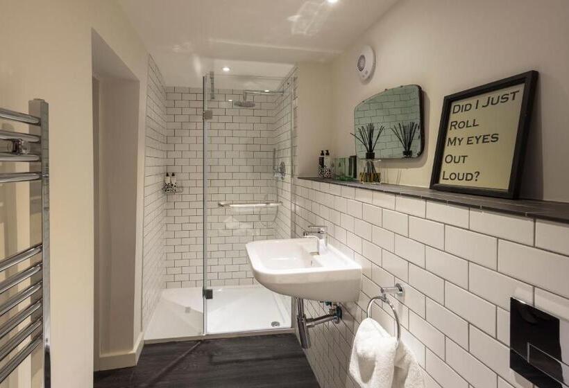 اتاق لوکس با تخت بزرگ, Judges Court