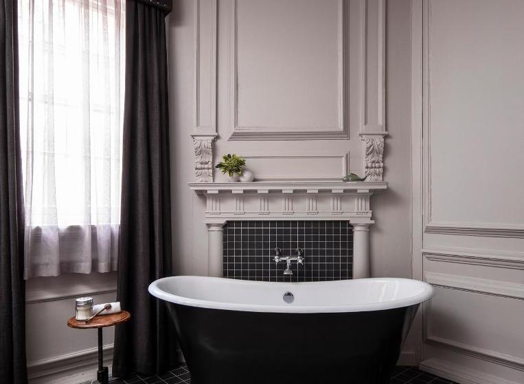 اتاق لوکس با تخت بزرگ, Judges Court