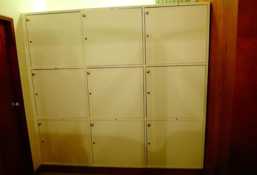 מיטה בחדר משותף, Neptune's Villa