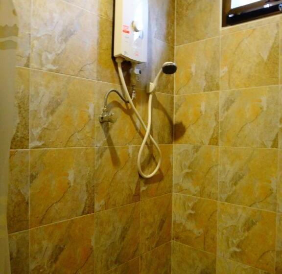 מיטה בחדר משותף, Neptune's Villa