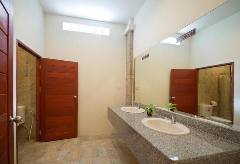 מיטה בחדר משותף, Neptune's Villa