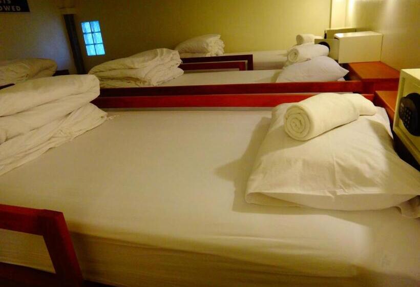 מיטה בחדר משותף, Neptune's Villa