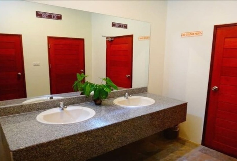 מיטה בחדר משותף, Neptune's Villa