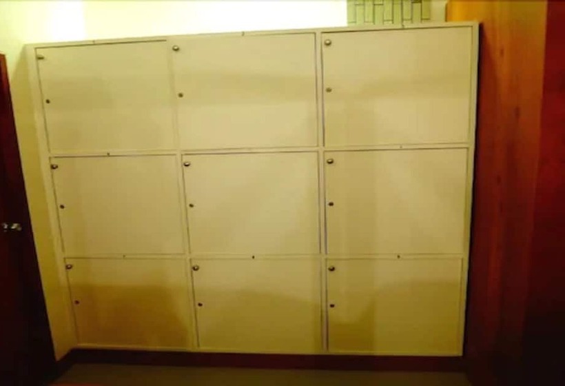 מיטה בחדר משותף, Neptune's Villa