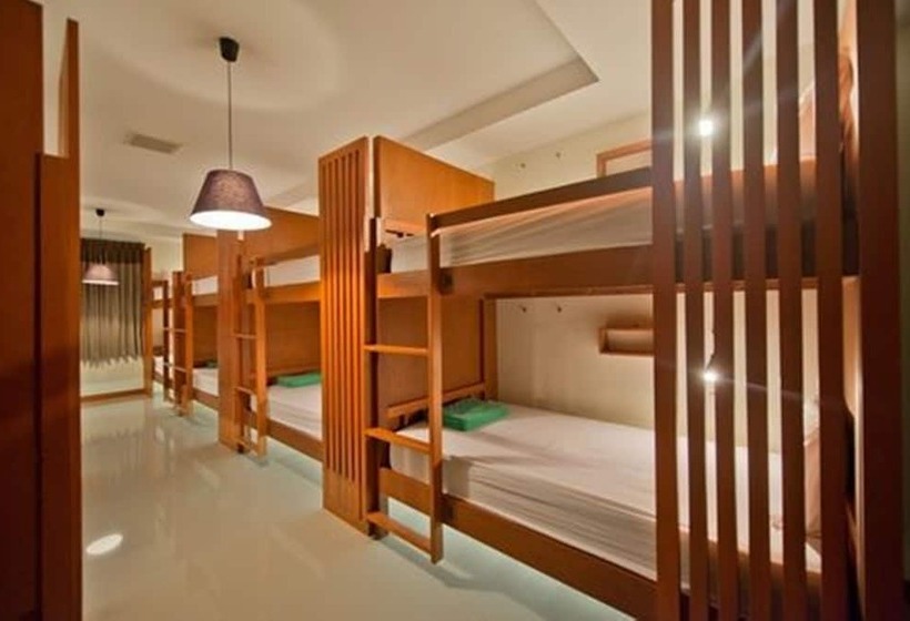 מיטה בחדר משותף, Neptune's Villa