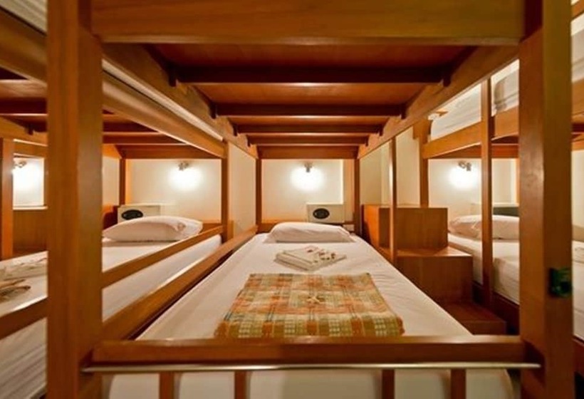 מיטה בחדר משותף, Neptune's Villa