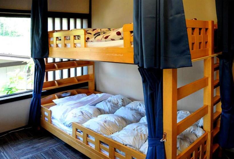 共用房间的床, Sakura Guest House