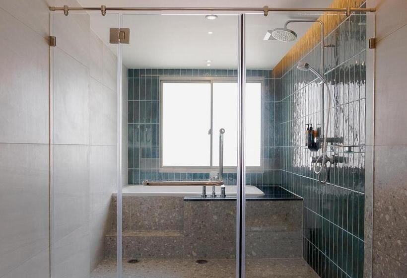 스위트, Buri Sriphu