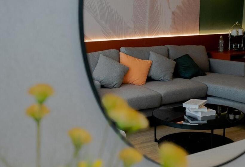 스위트, Buri Sriphu