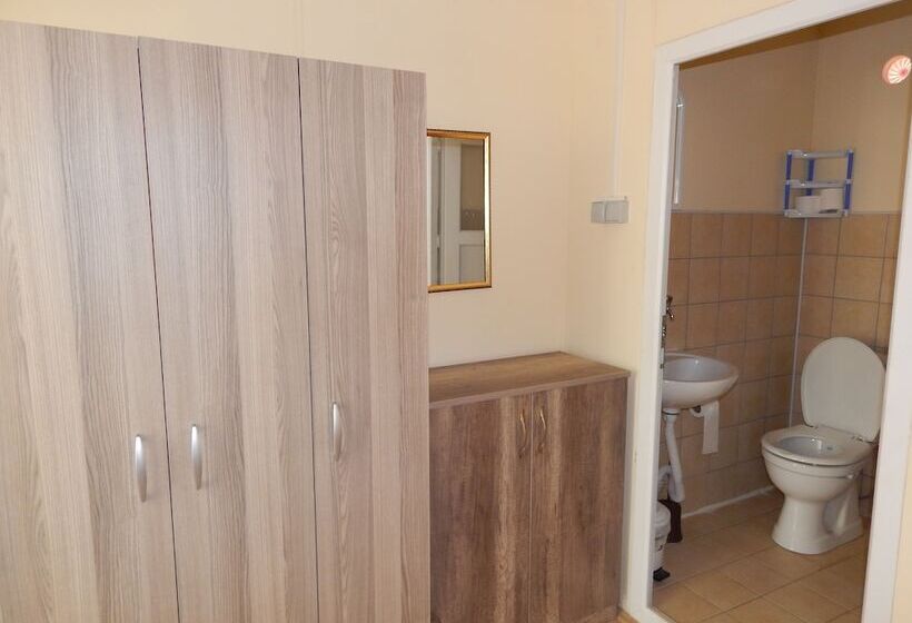 بانگلوی استاندارد, Koru Beach Club