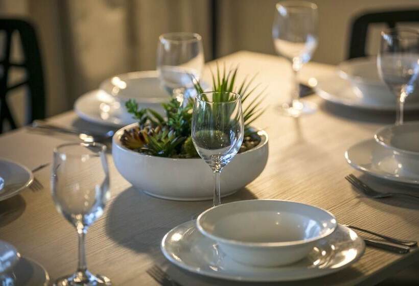 شقة 3 غرف, Nightcap At Kawana Waters