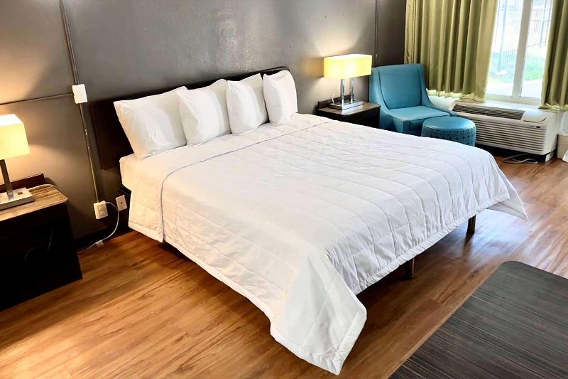 اتاق استاندارد با تخت بزرگ, Travelodge By Wyndham Baton Rouge East