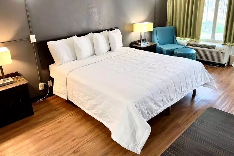 キングサイズベッドのスタンダードルーム, Travelodge By Wyndham Baton Rouge East