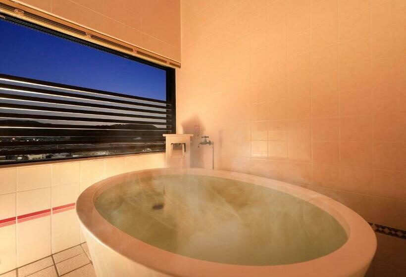 자쿠지 스위트, Tsubakino