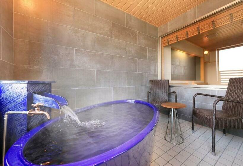 자쿠지 스위트, Tsubakino