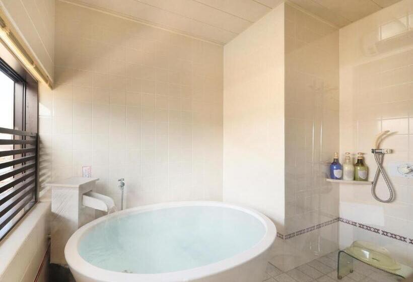 자쿠지 스위트, Tsubakino