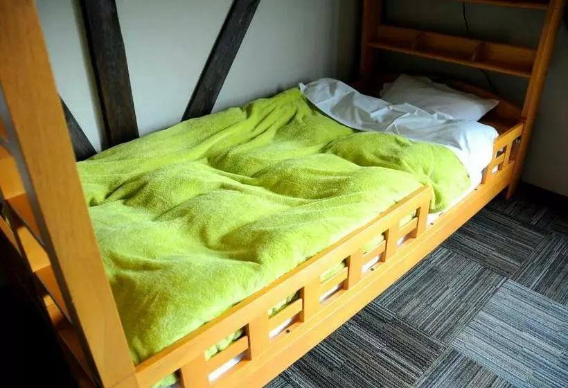تختخواب در اتاق مشترک, Sakura Guest House
