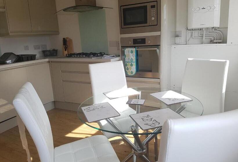 Апартаменты 1 Спальня, Andover Apartments