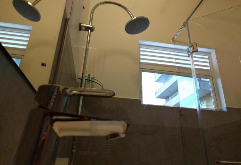 غرفة قياسية, The Residence