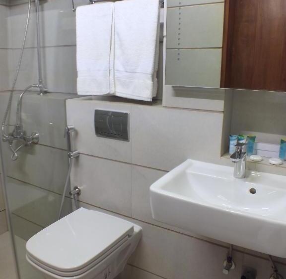 غرفة عائلية, The Residence