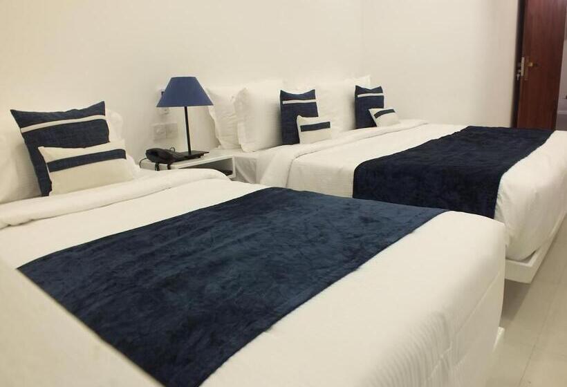 غرفة عائلية, The Residence