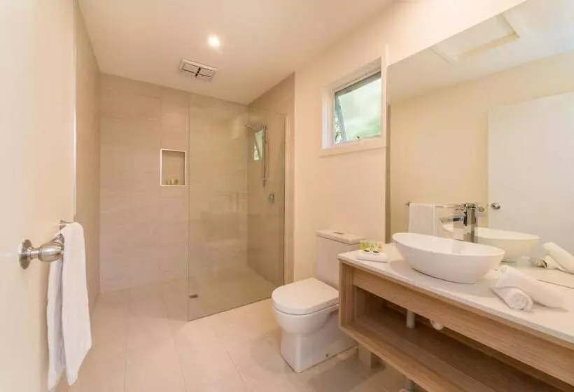 デラックススイート, Boathouse Resort Studios And Suites