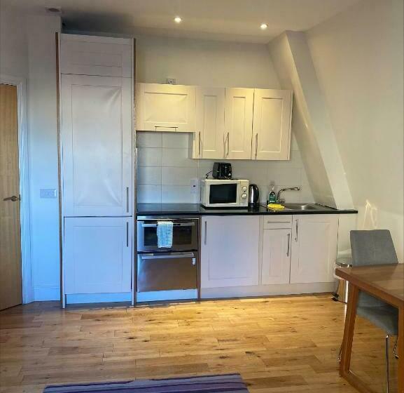 スタンダードスタジオ, Royal Athenaeum Suites