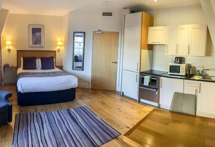 スタンダードスタジオ, Royal Athenaeum Suites