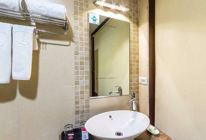 חדר דלוקס, Aakar Lords Inn Saputara