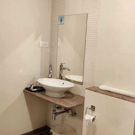 חדר דלוקס, Aakar Lords Inn Saputara