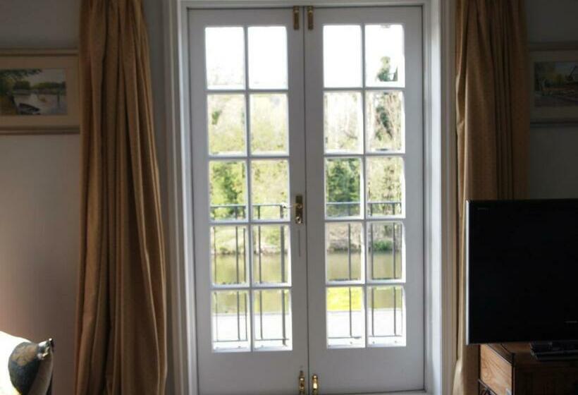 סוויטה עם מרפסת, The Weir