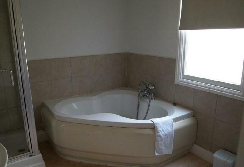 סוויטה עם מרפסת, The Weir