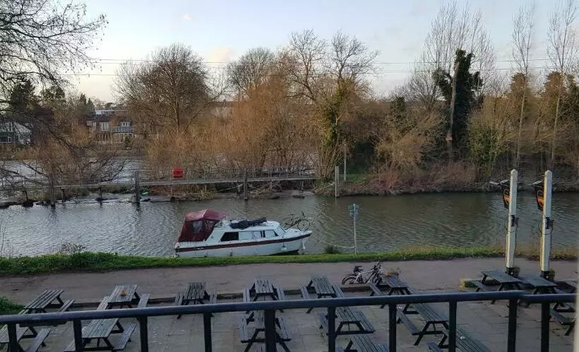 バルコニー付きデラックスルーム, The Weir