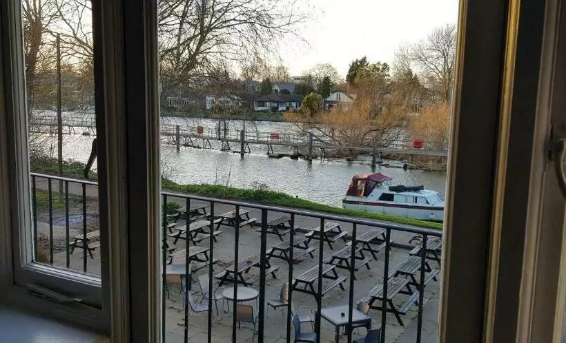 キングサイズベッドのスタンダードルーム, The Weir