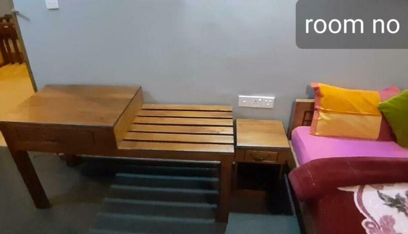 غرفة قياسية ثلاثية, Vishmi S Rest