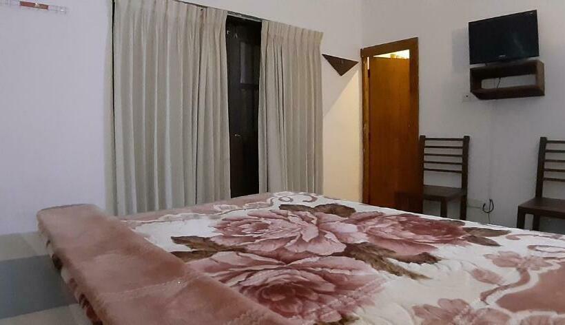 غرفة قياسية ثلاثية, Vishmi S Rest