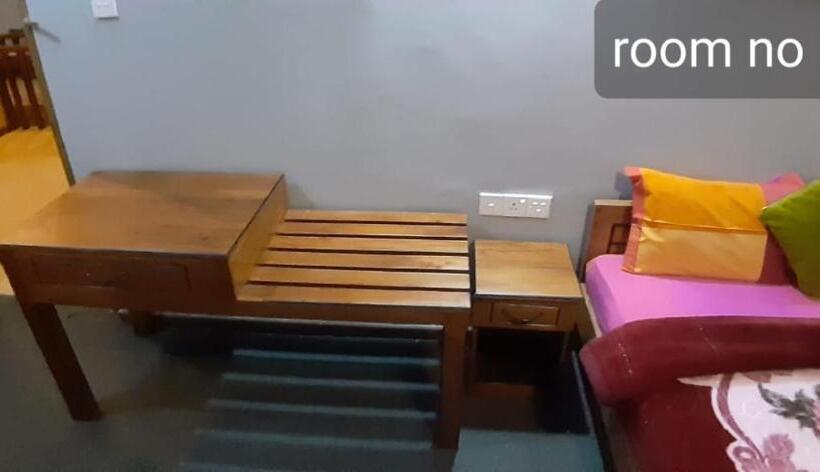 غرفة عائلية, Vishmi S Rest