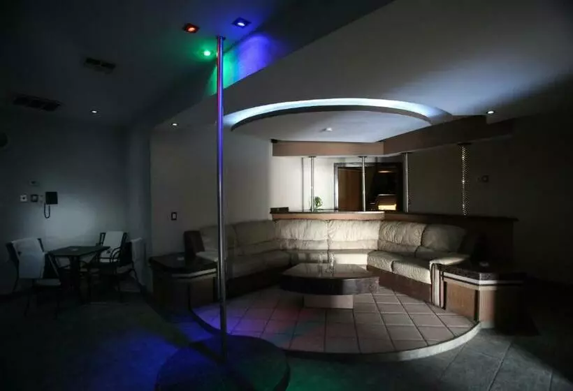 سوئیت جونیور با استخر, Motel Mediterraneo
