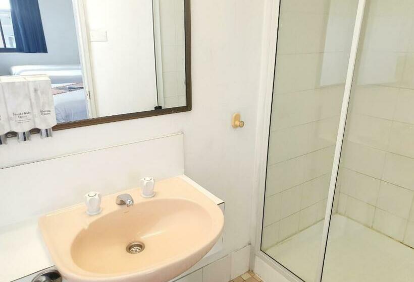 اتاق خانوادگی, Archer Park Motel