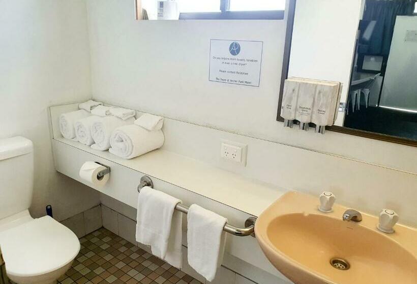 اتاق خانوادگی, Archer Park Motel