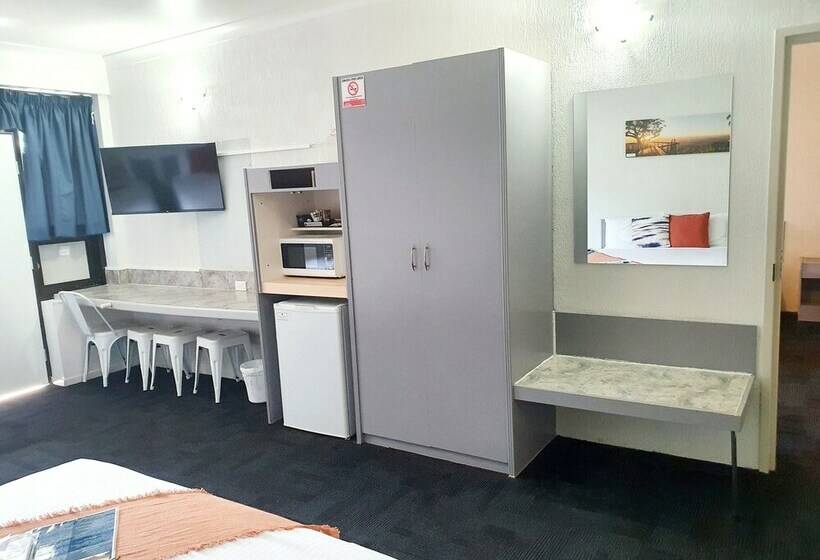 اتاق خانوادگی, Archer Park Motel