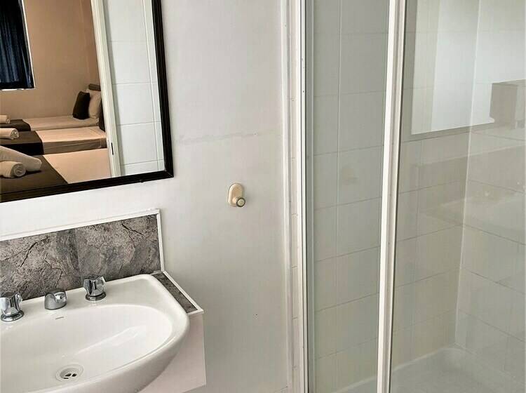 اتاق خانوادگی, Archer Park Motel