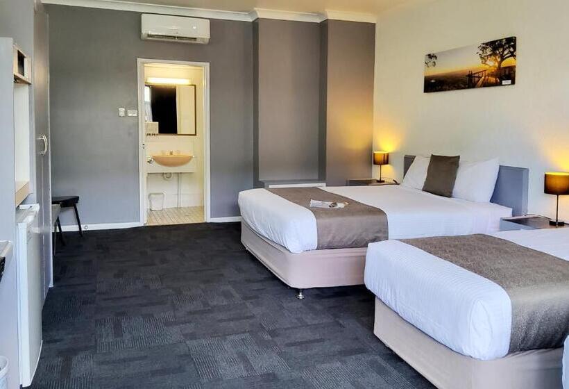 اتاق خانوادگی, Archer Park Motel